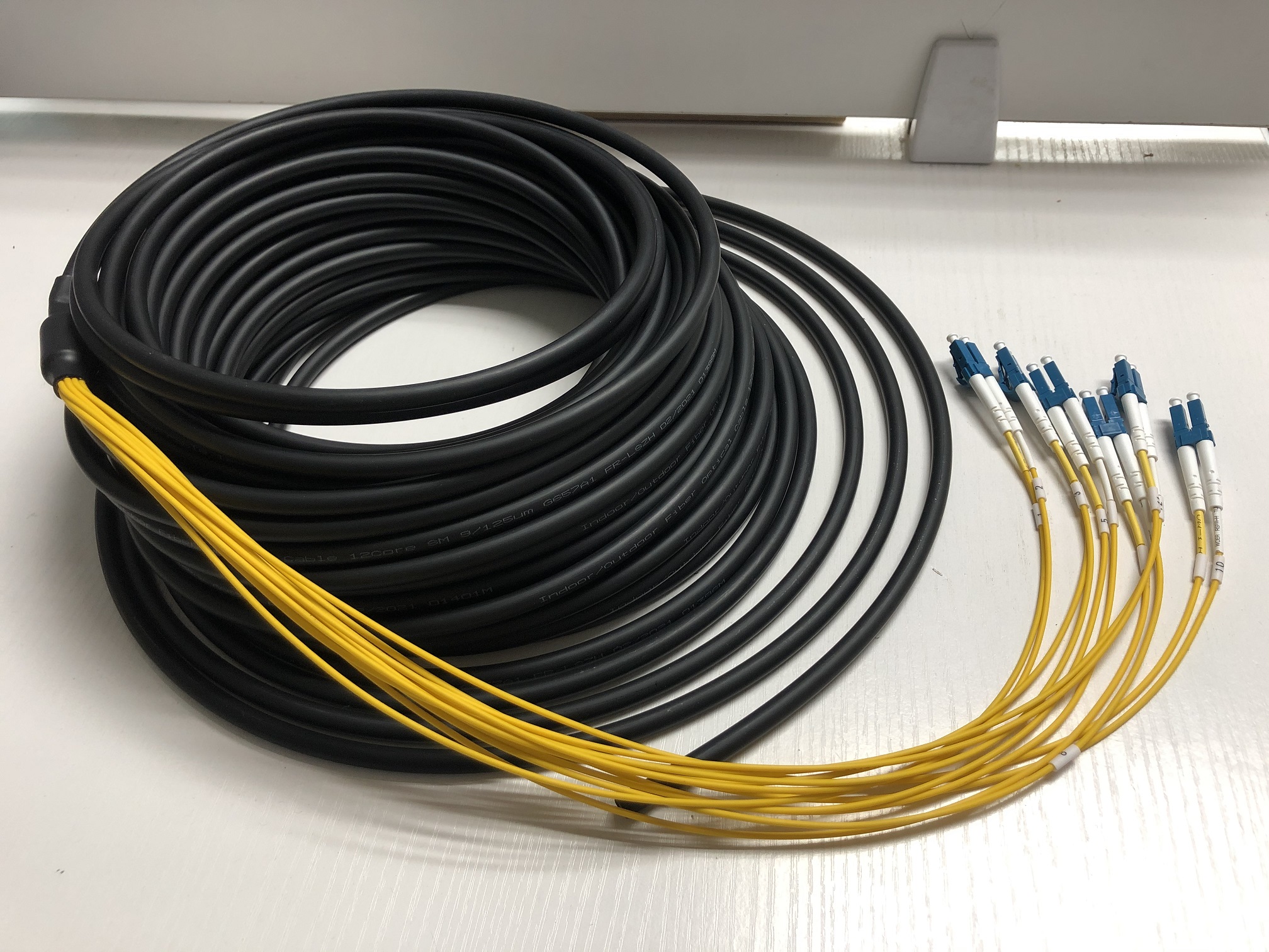 非铠装室内/室外光纤跳线12芯液晶/UPC-液晶/UPC G657A1 LSZH-FR黑色